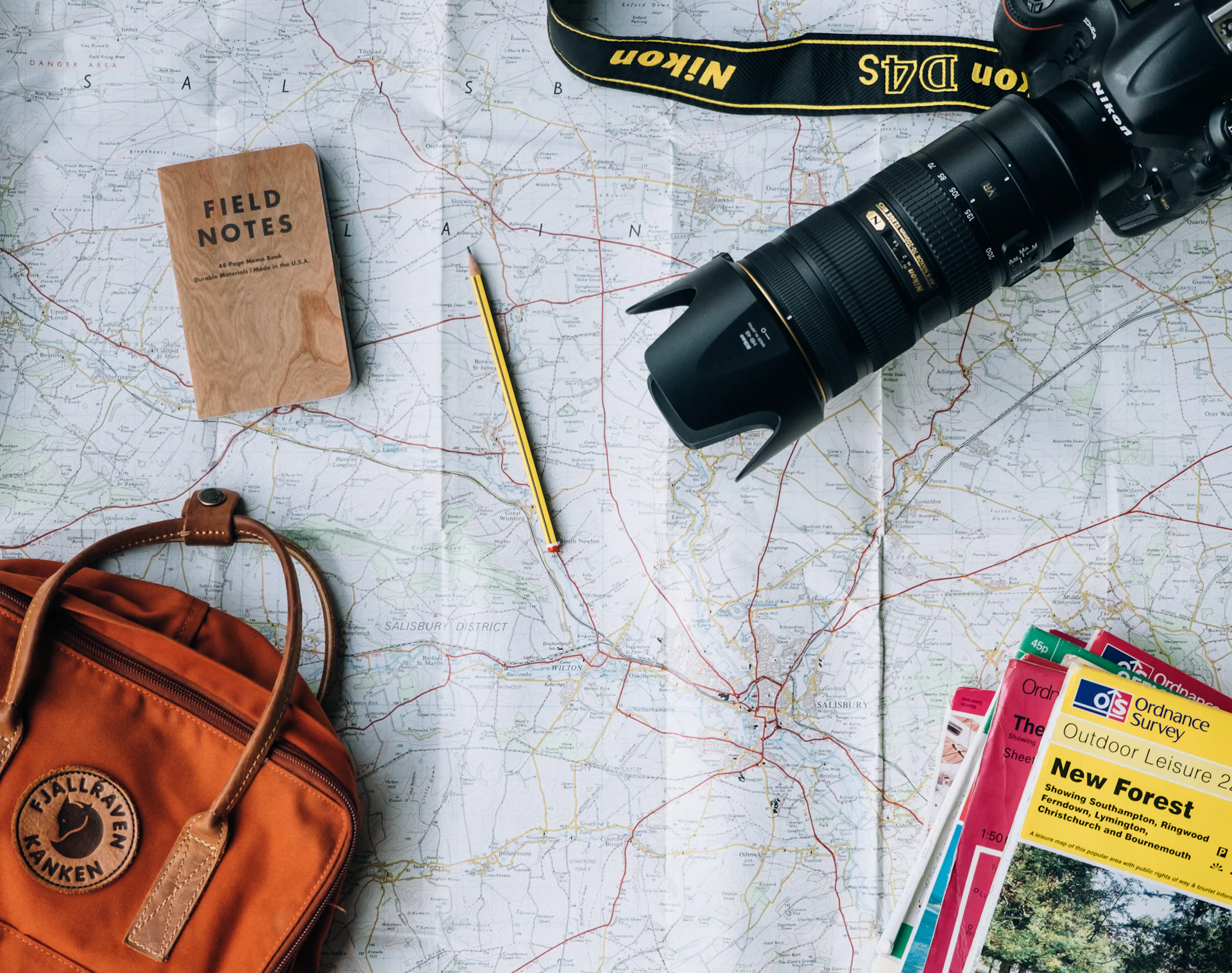 Reiseberaterin am Laptop mit Reisemagazinen