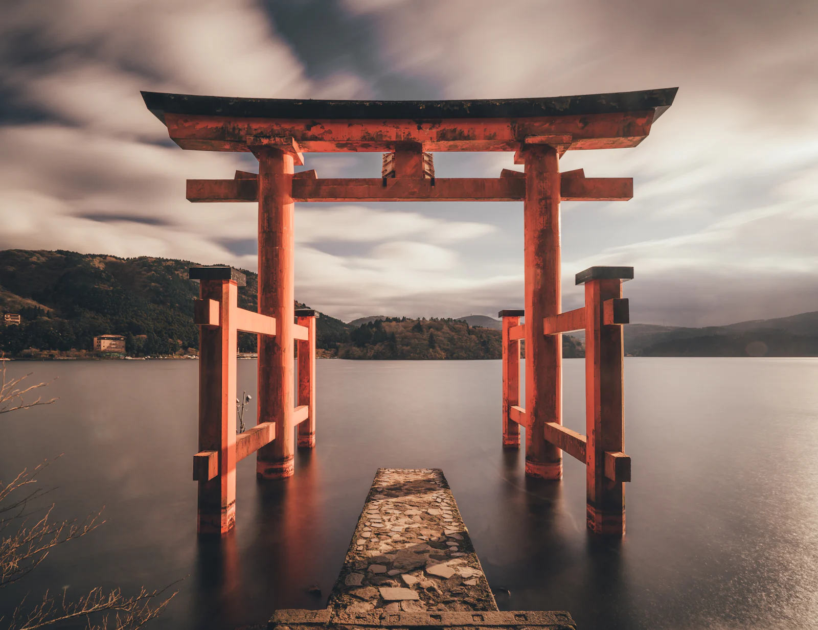 Roter Torii vor Berg in Japan